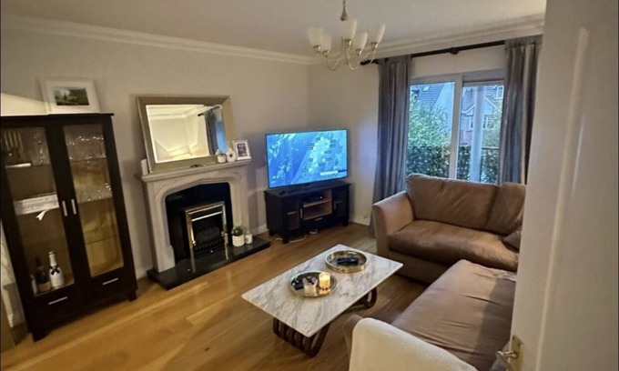 Leopardstown Apartment | 2 bed apt in Sandyford. 10 min from Dundrum and Marley park. 2 min walk to luas