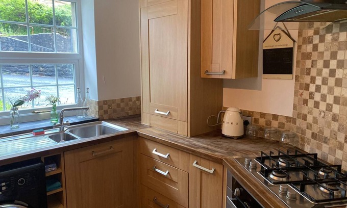 Cwm-twrch Isaf Cottage | 2-bed Cottage in in Welsh Valley Nr Swansea