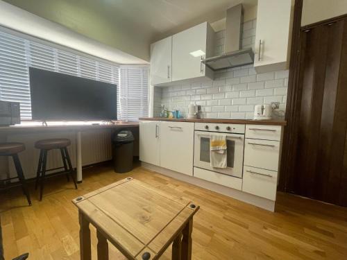 Pinkwell Apartment | 2 Bed Flat near Heathrow Airport & Elizabeth Line
