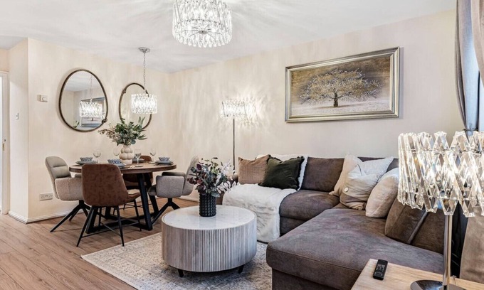 Earlswood House | 2 Bed Home with free parking and WIFI