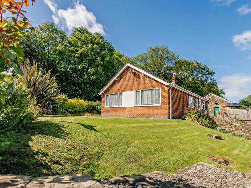 Ambergate House | 2 Bed in Sawmills PK934