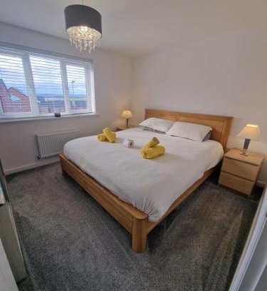 Sutton-in-Ashfield Apartment | 2 bed Semi, houses up to 4 people, Free Parking, Wi-fi, M1 & EMA Direct Link, Transport links, private garden