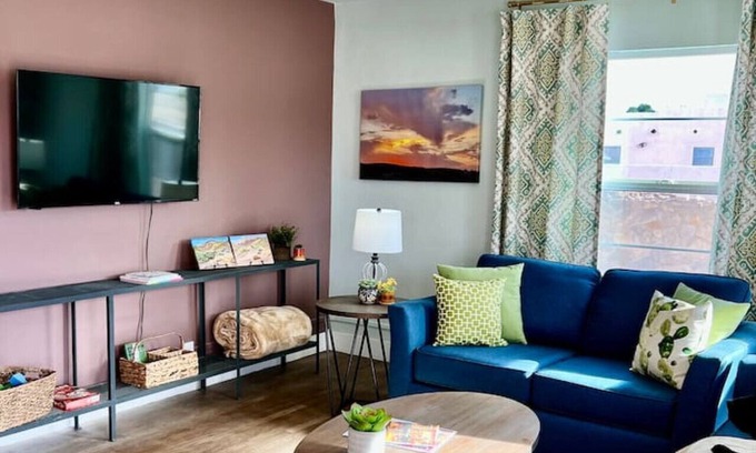 Las Cruces House | 2 bed with W/D, pets ok, 5 min to Farmers Market