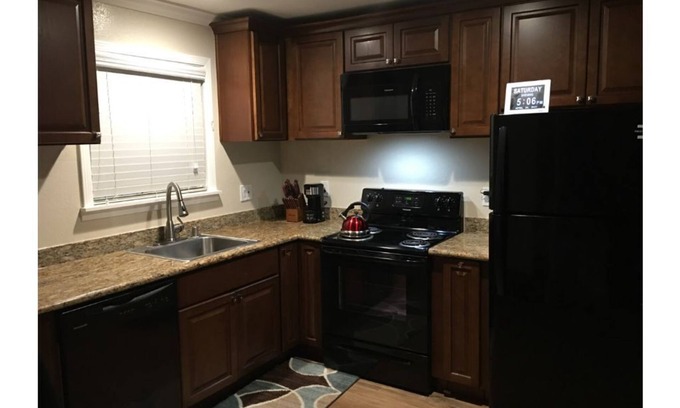 Sonoma Apartment | 2 bedroom 1 bath Apartment - High Speed Wi-fi with Parking