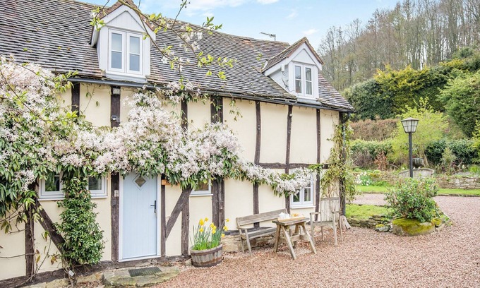 Hay-on-Wye Cabin | 2 bedroom accommodation in Ridgeway Cross, near Malvern