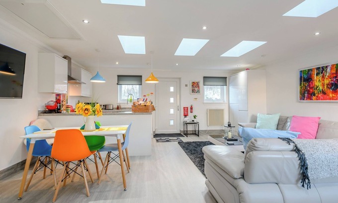 Caldercruix Cottage | 2 bedroom accommodation in Caldercruix, near Airdrie