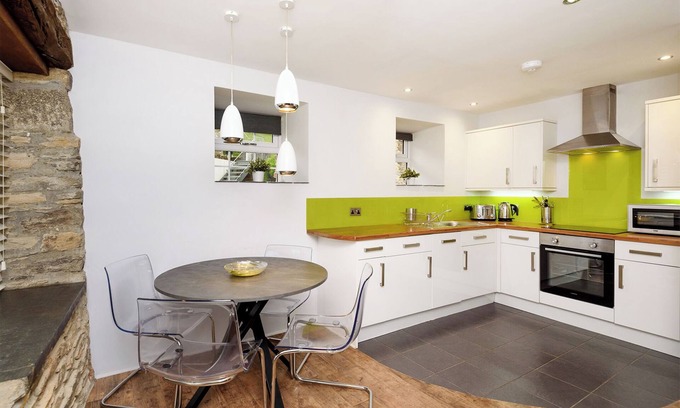 Looe Cottage | 2 bedroom accommodation in Watergate, Looe
