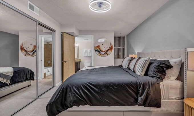 Ohio City Apartment | 2-bedroom apartment in brilliant Cleveland with WiFi, AC, fitness room