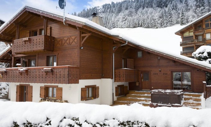 Morzine Apartment | 2-bedroom apartment with outdoor jacuzzi below the ski slopes!
