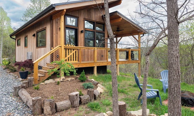 Marshall Cabin | 2-bedroom cabin with WiFi, AC, gated porch, in tranquil Marshall