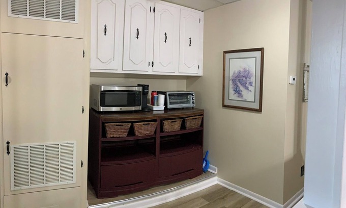 Topeka House | 2-bedroom Carriage House in downtown Topeka - AC high speed Wi-Fi & parking