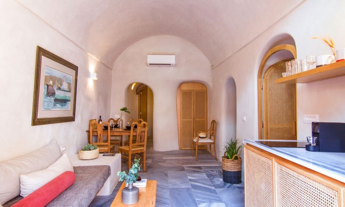 Amoudi Bay House | 2 Bedroom Cave Suite in Ammoudi Bay
