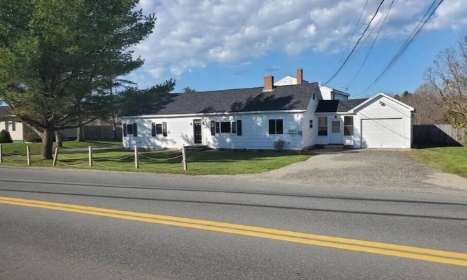 Thomaston House | 2 Bedroom Close to Town Home