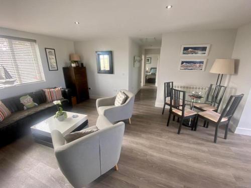 Sennen Apartment | 2 Bedroom cottage sleeps 4 with Hot-tub, & shared Pool use