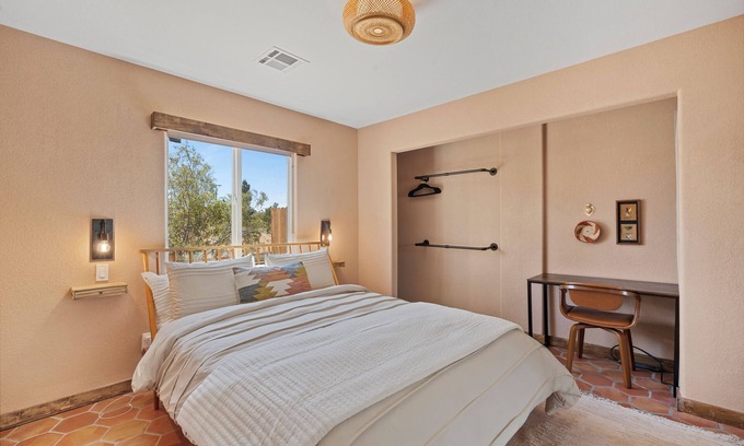 Joshua Tree House | 2-bedroom Desert Adobe Casita with WiFi, AC, Yard - Walk to Joshua Tree village