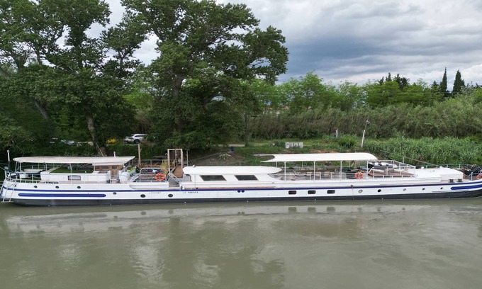 Avignon Boat Rental | 2-bedroom gite - Péniche Spa Le Makara