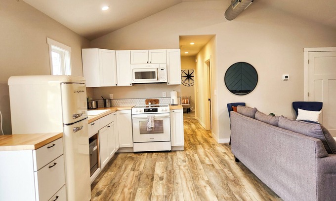 Cheyenne House | 2-bedroom home in Cheyenne near CFD, FE Warren, downtown with AC, WiFi, laundry