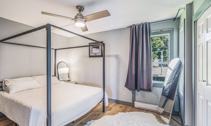 Regional District of Nanaimo House | 2 bedroom house, private yard, near 2 lakes & 2 min walk to gas, pub, cafe, bus