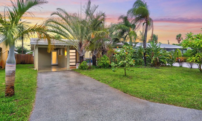 North Andrews Gardens House | 2-bedroom house in fantastic Fort Lauderdale with AC, WiFi, hot tub, pool table