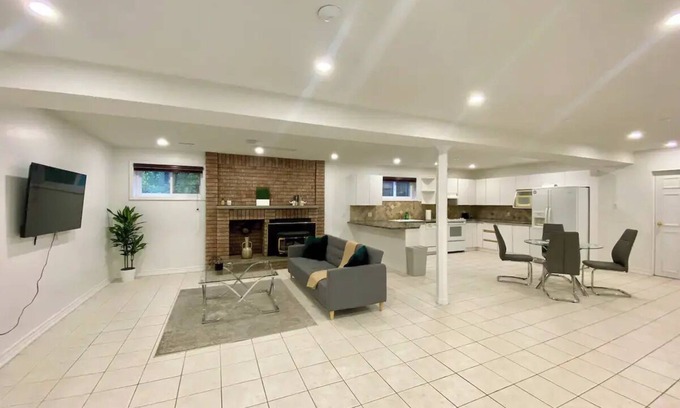 Richmond Hill Apartment | 2 Bedroom Large & Open Concept Basement Apartment