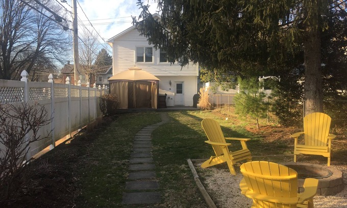 Mechanicsburg House | 2 Bedroom Near: Messiah University, Mechanicsburg, Carlisle, Harrisburg, Hershey