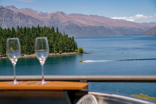 Queenstown Apartment | 2-bedroom Penthouse Apartment with Spa - The Beacon 1004
