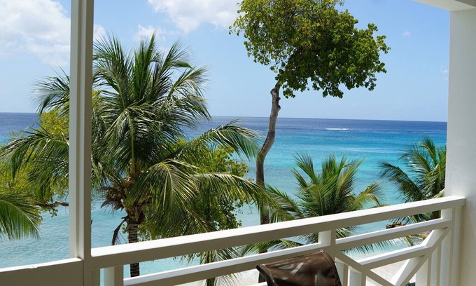 Old Trees Bay Apartment | 2 bedroom property located in a resort with direct beach access