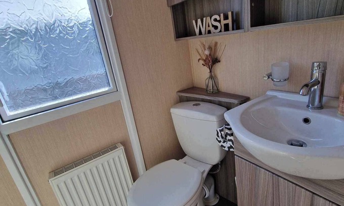 Ingoldmells House | 2-bedroom, Sleeps 4, dog friendly, WiFi next to Fantasy Island, Ingoldmells