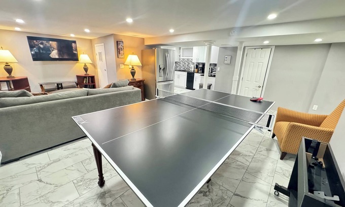 Forest Hill Apartment | 2-bedroom sleeps 6 with ping pong table, WiFi, AC & Laundry in Newark