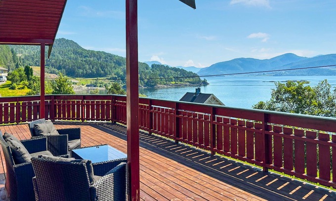 Halsa Municipality House | 2 bedroom stunning home in Foldfjorden