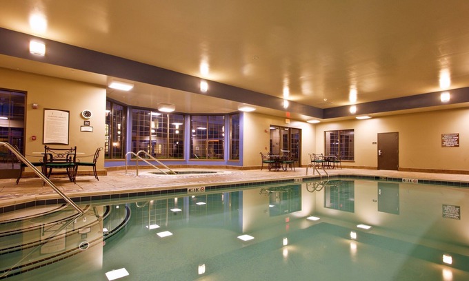 Novi Condo | 2 Bedroom Suite | Pool & Hot Tub Access