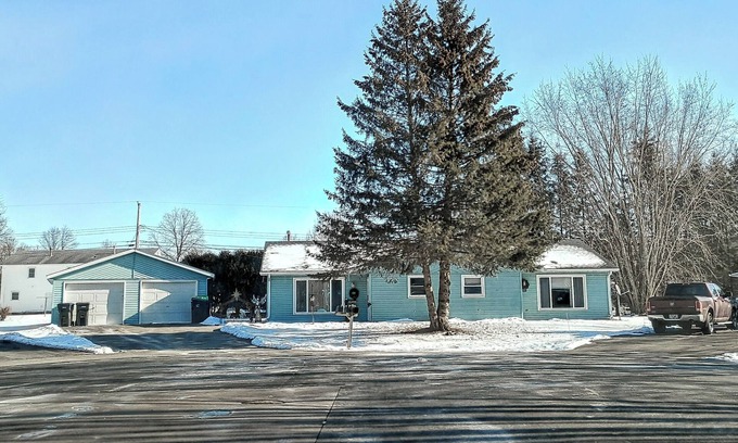 Marshfield House | 2-bedroom town-home in Marshfield MONTHLY ~NURSES ~STUDENTS