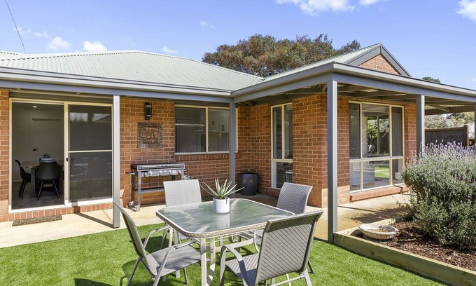 Ocean Grove Apartment | 2 Bedroom Unit - Short Walk To The Beach - Pet Friendly