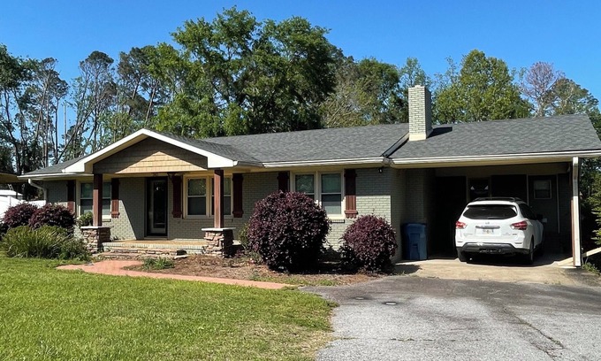 Lyons House | 2-bedrooms 1-bath house in Lyons with WiFi, AC, and printer.