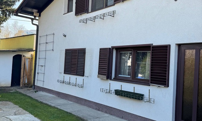 Floridsdorf House | 2 Bedrooms, 2 Baths House with a Living Room & an Upstairs Reception rea