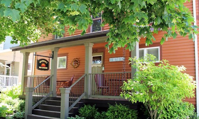 South Haven Apartment | 2 blocks from Lake Michigan family friendly