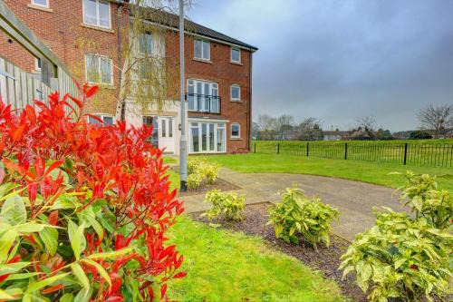 Coventry Apartment | 2-BR Apartment, En-suite, Allocated Parking, next to Playground