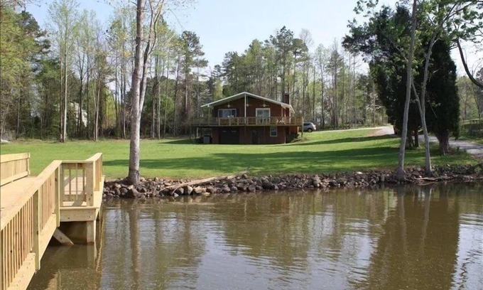 Southmont House | 2 BR House with Lake Frontage, Floating Dock, and Boat Launch