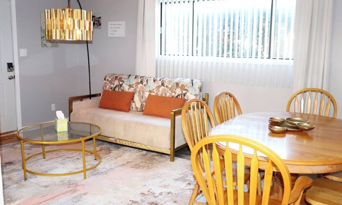 Aurora Apartment | 2 BR Stay MINS to Aurora Premium Outlets