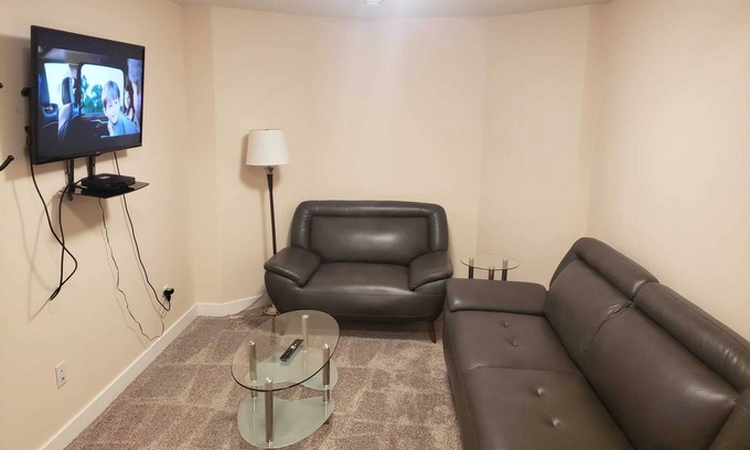 Timberlea House | 2 BR SUITE with Spacious Kitchen and Hi Speed Internet Ideal for Long Stays