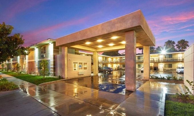 Anaheim Resort Hotel | 2 Cozy Units – Perfect for Groups, Steps to Disneyland w/Pool & Onsite Parking!