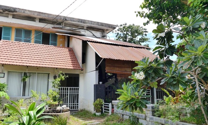 Hue House | 2 guest, 1 bed, 1 bath, a garden