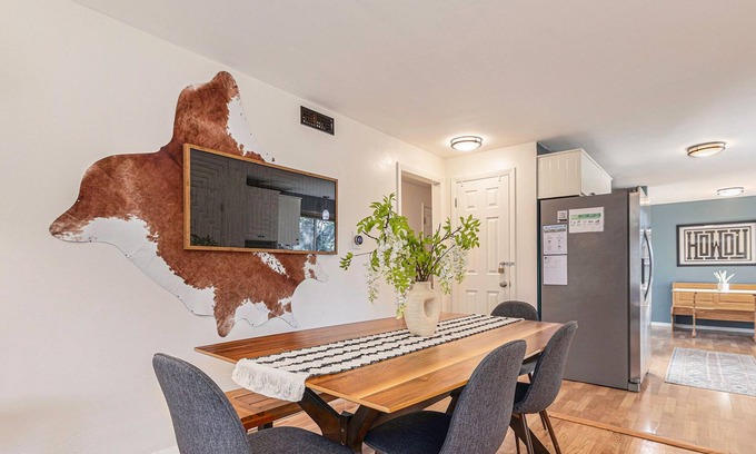 Littleton House | 2 Homes | 10 Bedrooms | 15 min walk apart