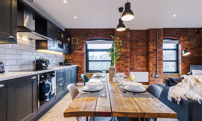 Leeds City Center Apartment | 2 King Size Beds in Manhattan styled Oversize Loft