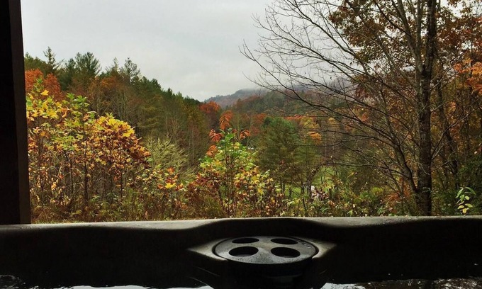 Bryson City Cabin | 2 King Suite/Pastoral & Mtn View/Hot Tub/Wi-Fi