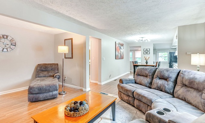 Lansing Apartment | ~ 2 Mi to Downtown: Bright Apt in Lansing!