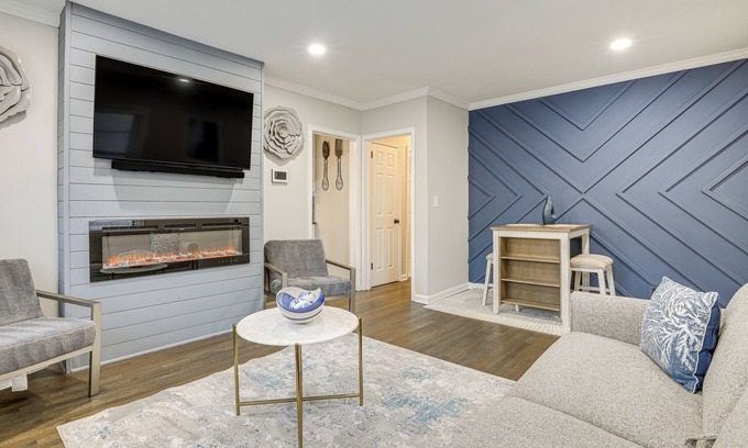 Piedmont Heights Apartment | 2 Mi to Midtown: Chic Apartment in Atlanta!
