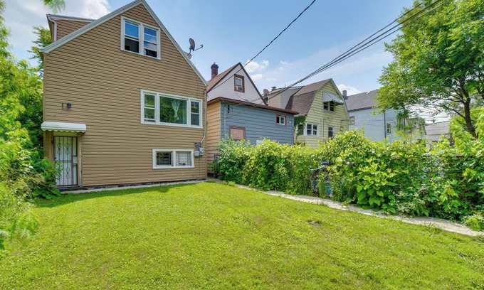 South Chicago Apartment | 2 Mi to Rainbow Beach Park: South Side Charmer!