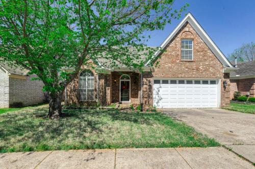 Cordova House | 2 Mi to Shelby Farms Charming Family Home with Yard
