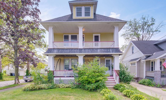 Old Brooklyn Apartment | 2 Mi to Zoo: Charming Apt w/Balcony in Cleveland
